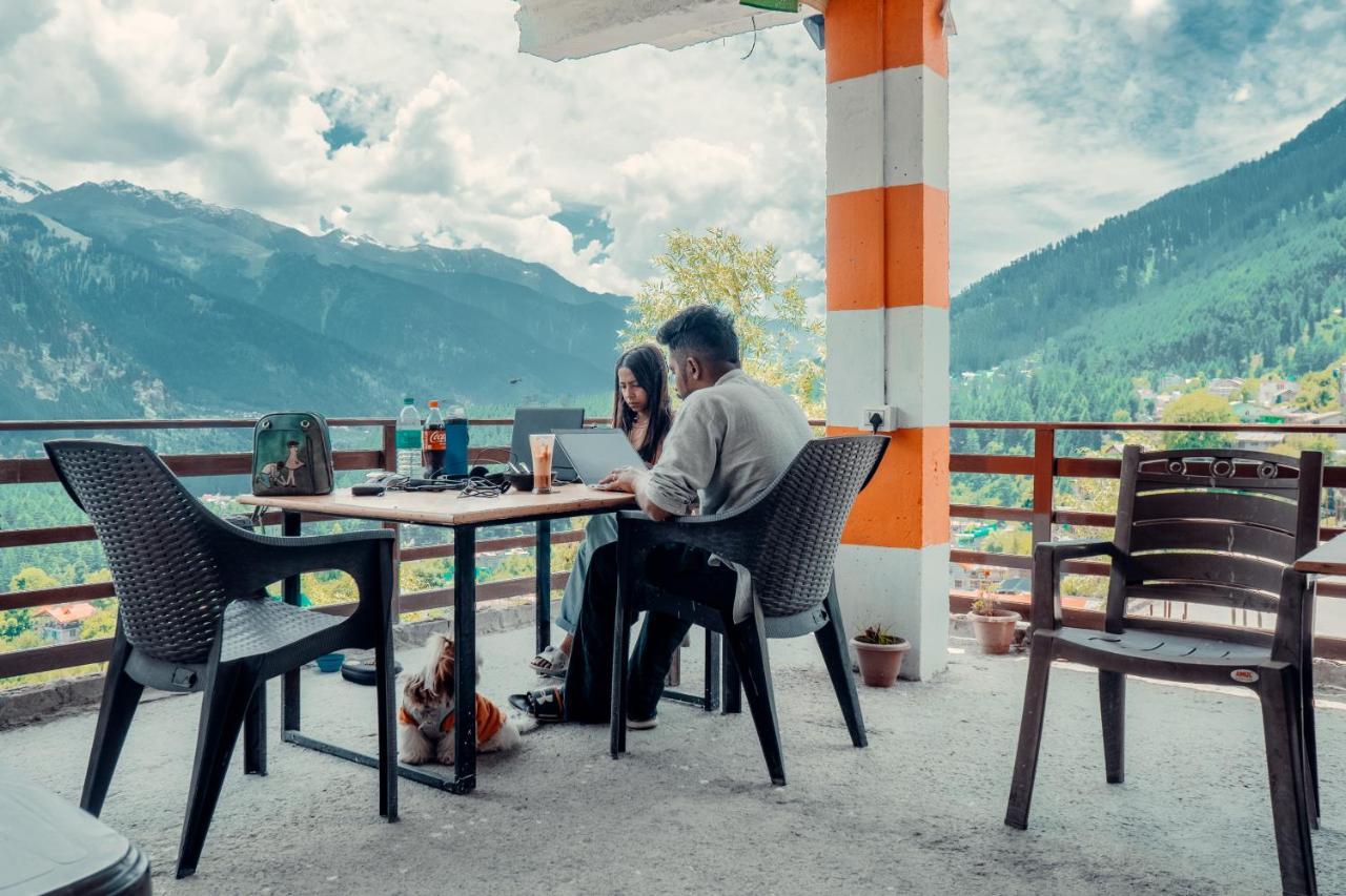 Cafe Monkbase- Food And Stay Manāli Eksteriør bilde